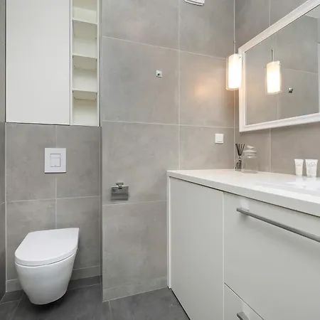 Family With Large Balcony And 2 Parking Spaces By Renters Apartment