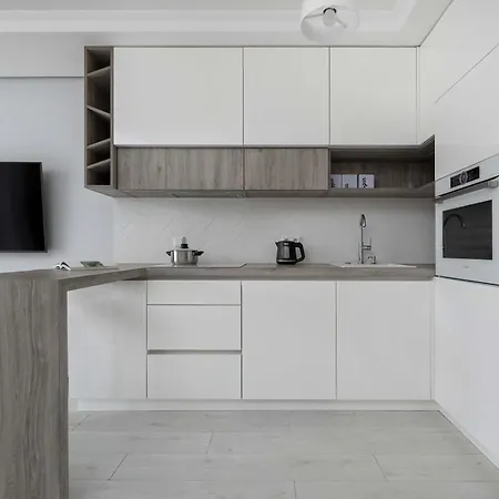 Family With Large Balcony And 2 Parking Spaces By Renters