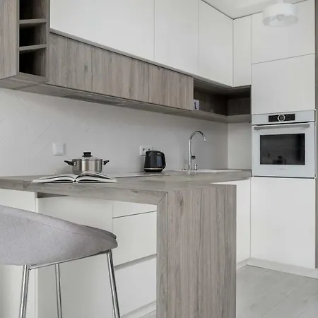 Family With Large Balcony And 2 Parking Spaces By Renters Apartment *