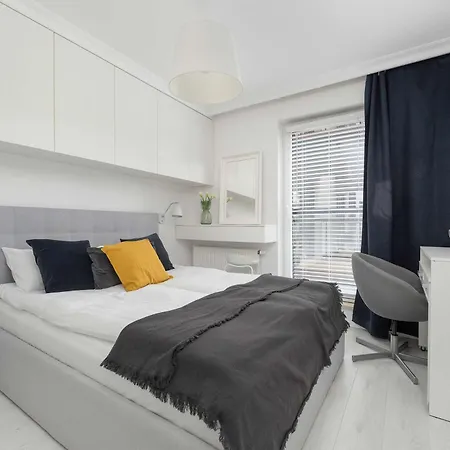 Family With Large Balcony And 2 Parking Spaces By Renters *